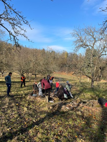 [2025-11-08]_sazeni_stromku_na_rene_0121