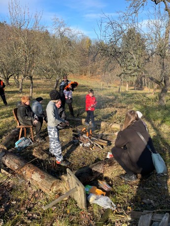 [2025-11-08]_sazeni_stromku_na_rene_0122