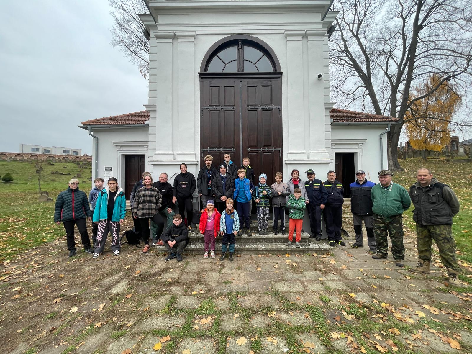 [2025-11-01]_uklid_zidovskeho_hrbitova_0001