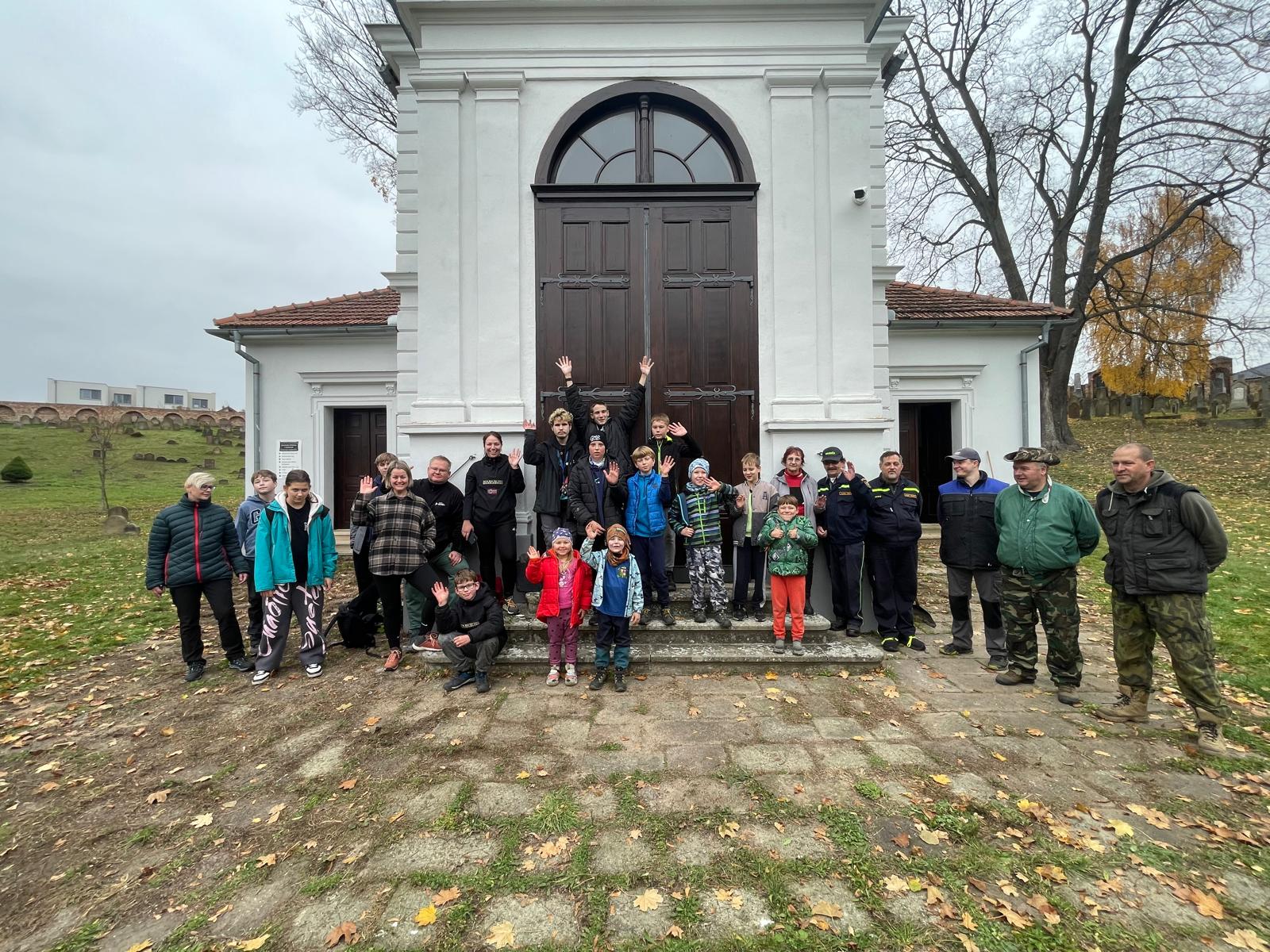 [2025-11-01]_uklid_zidovskeho_hrbitova_0003