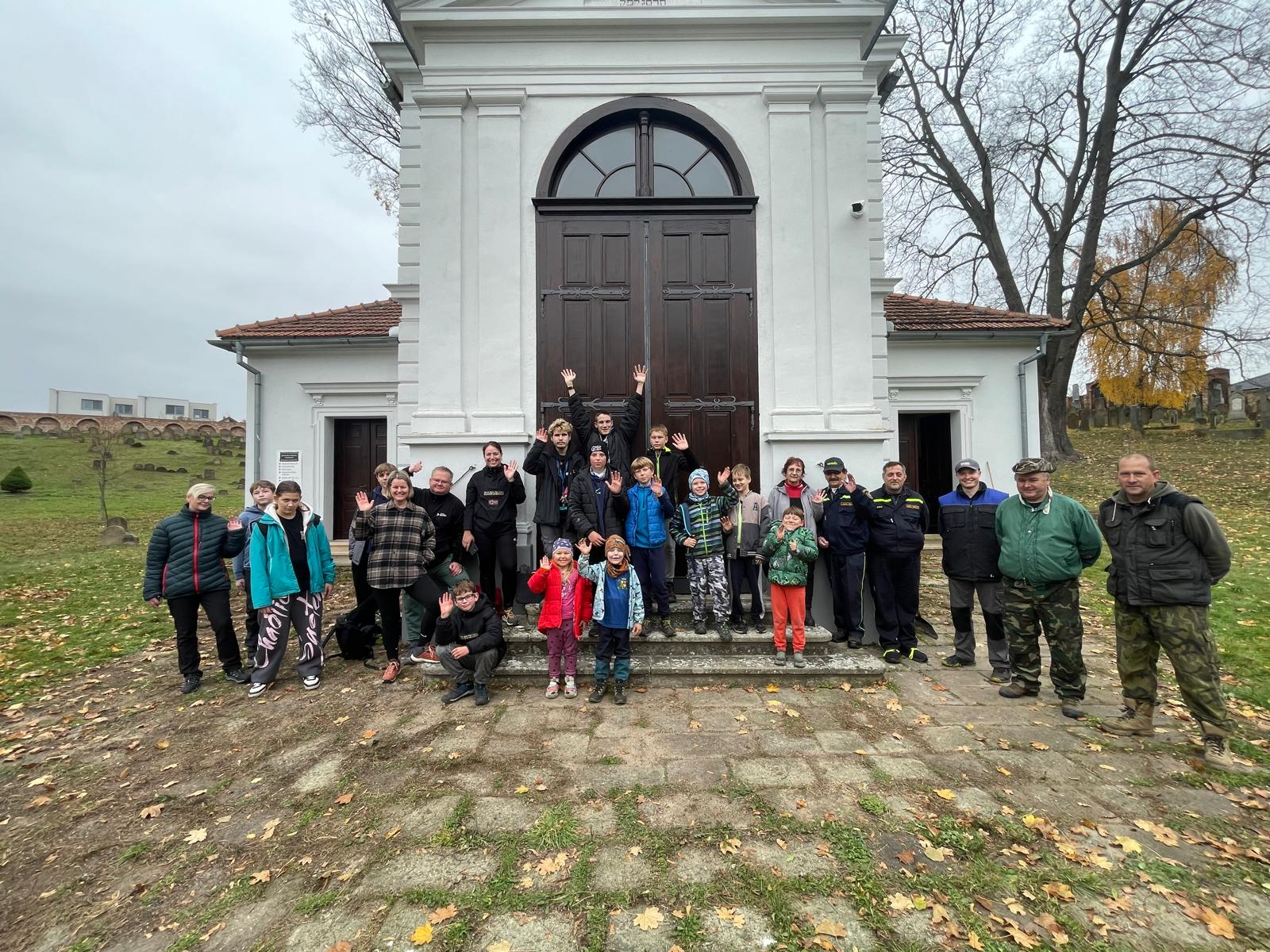 [2025-11-01]_uklid_zidovskeho_hrbitova_0004