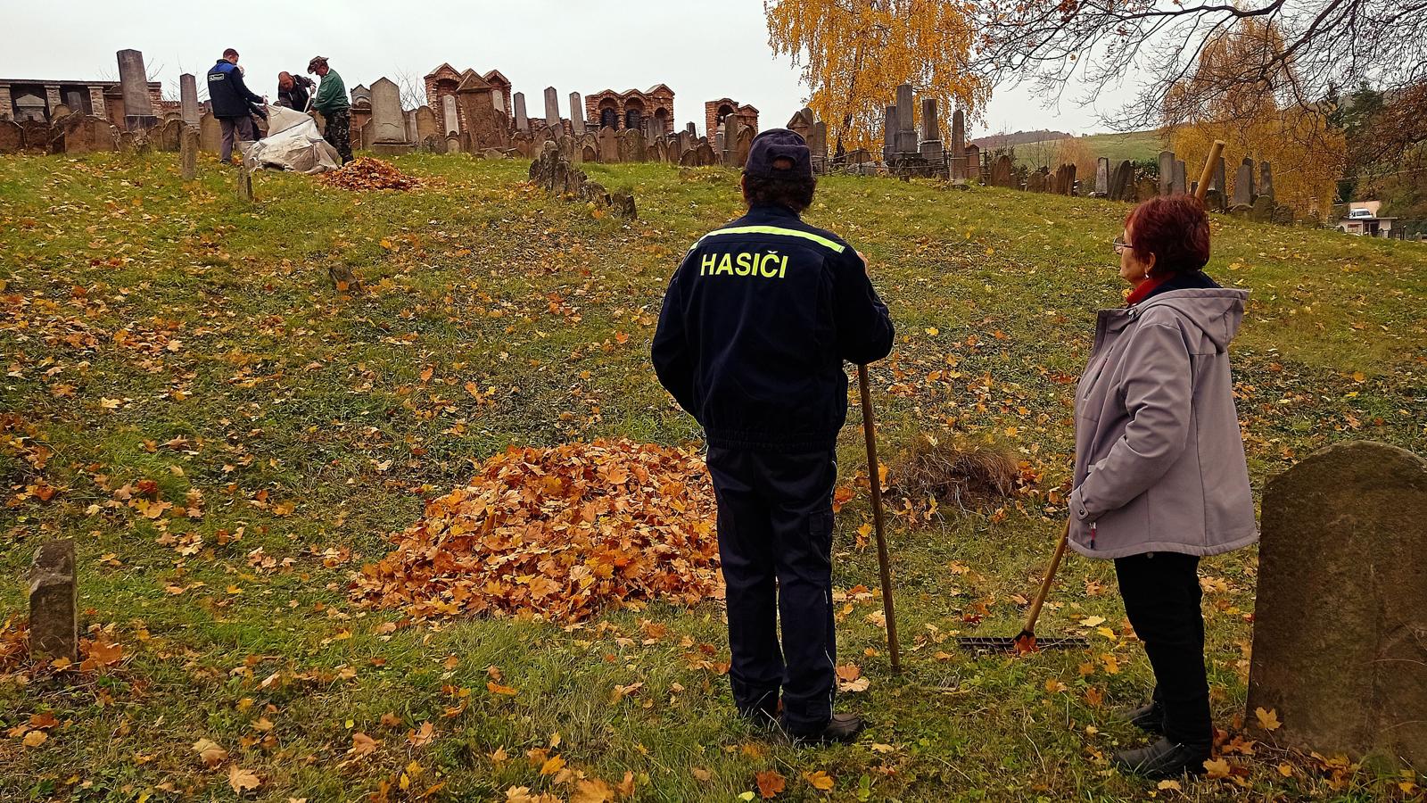 [2025-11-01]_uklid_zidovskeho_hrbitova_0007