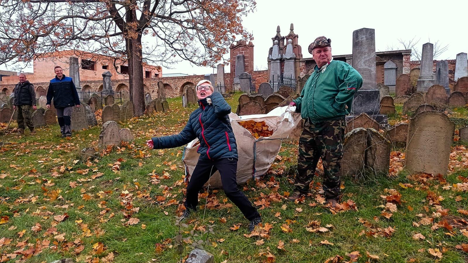 [2025-11-01]_uklid_zidovskeho_hrbitova_0015