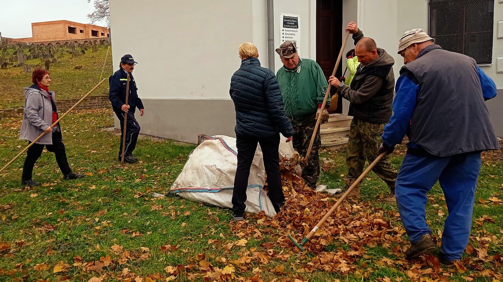 [2025-11-01]_uklid_zidovskeho_hrbitova_0017