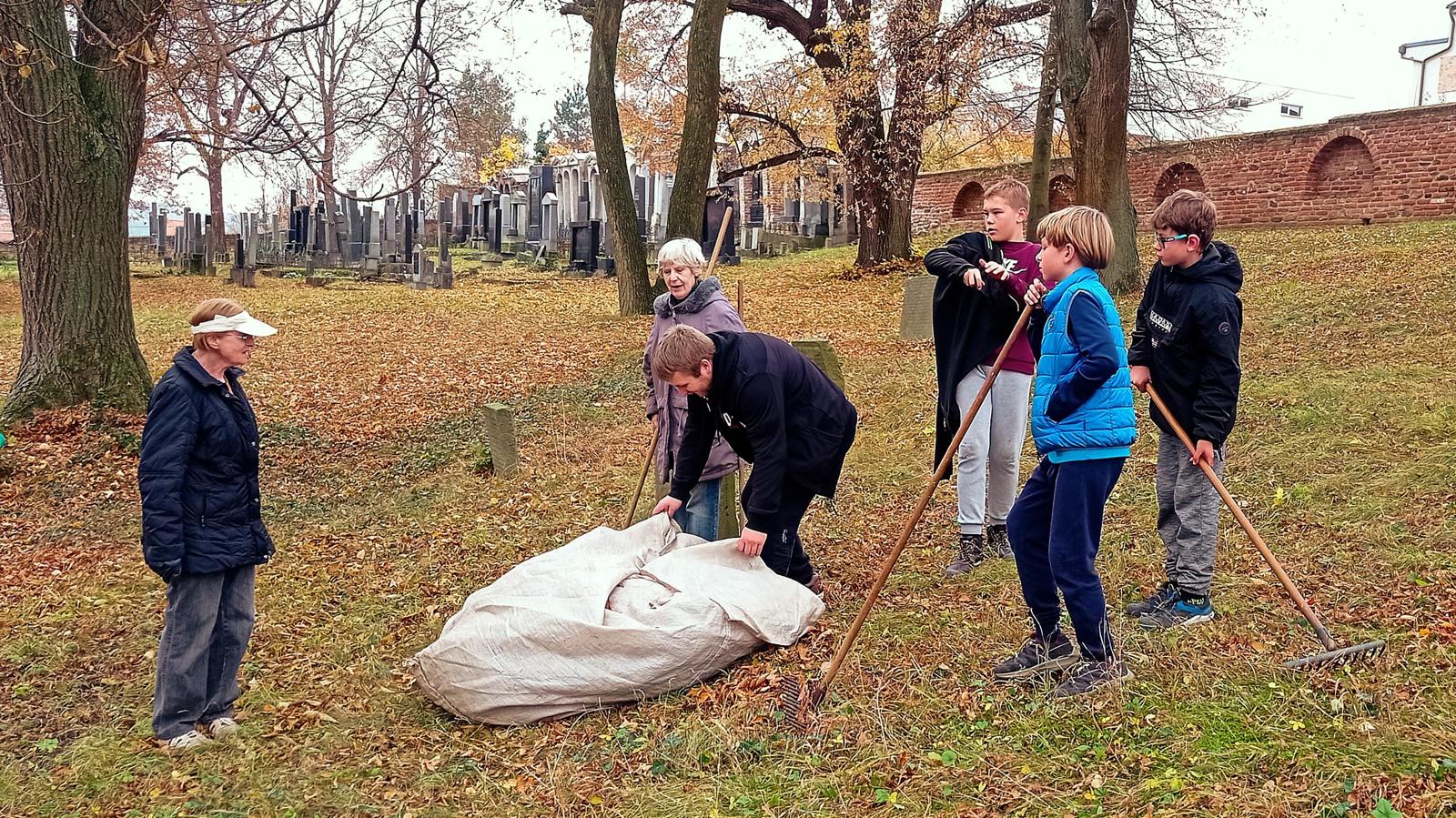 [2025-11-01]_uklid_zidovskeho_hrbitova_0023