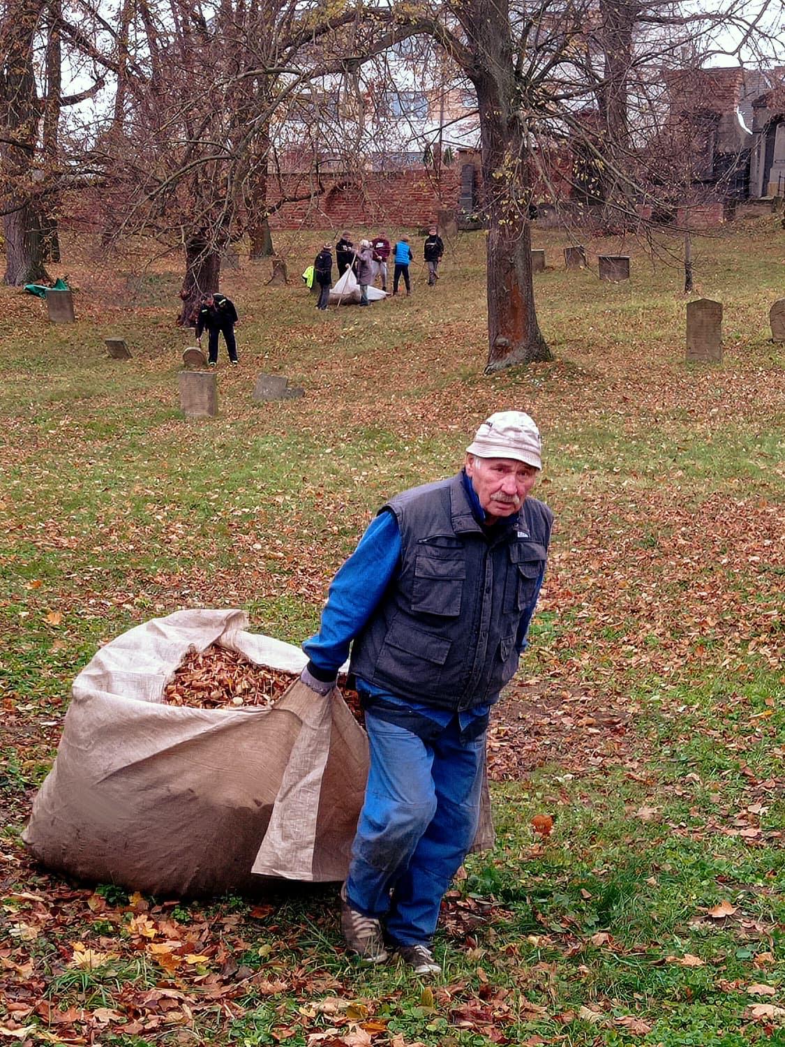 [2025-11-01]_uklid_zidovskeho_hrbitova_0029