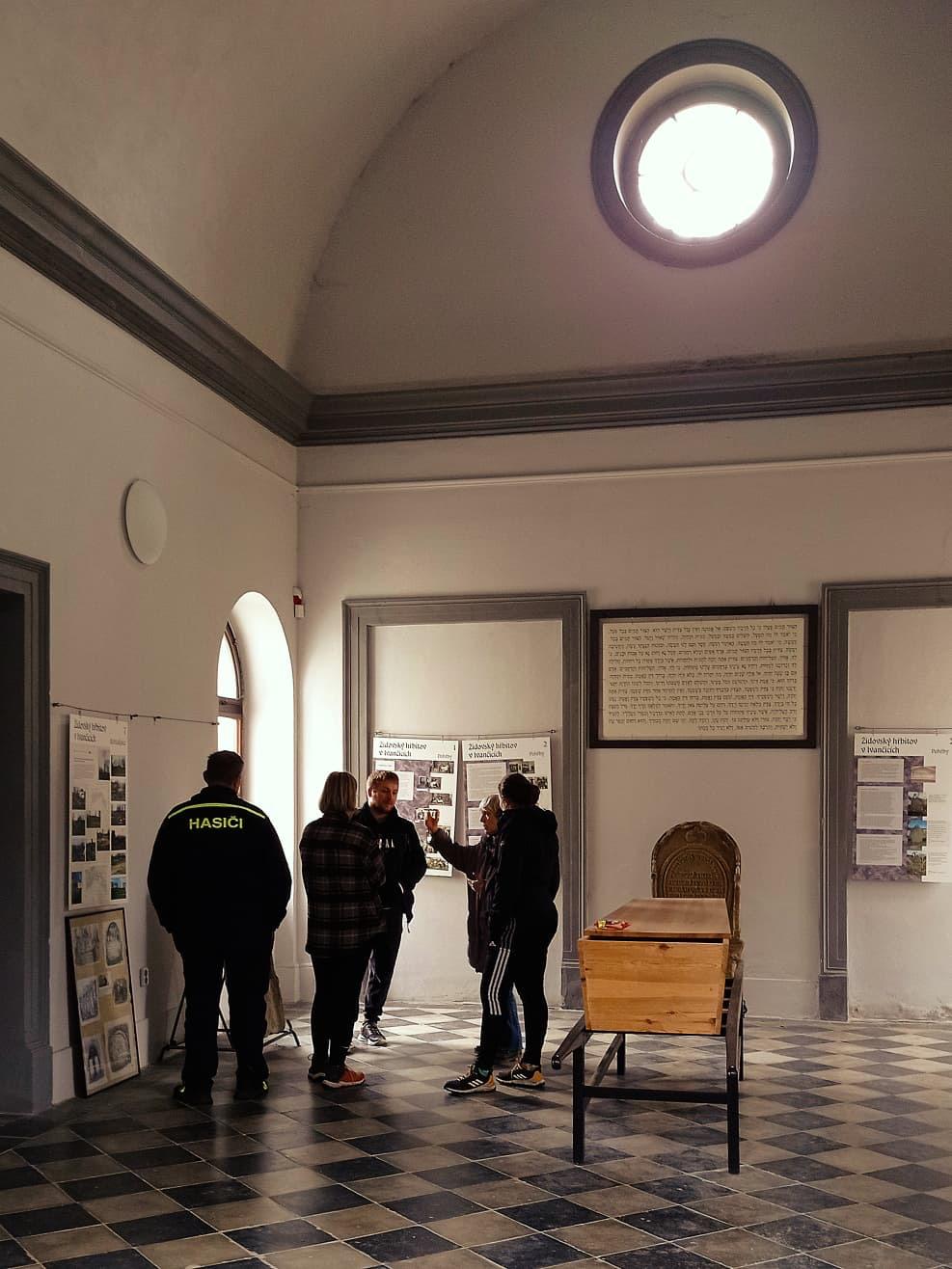 [2025-11-01]_uklid_zidovskeho_hrbitova_0035