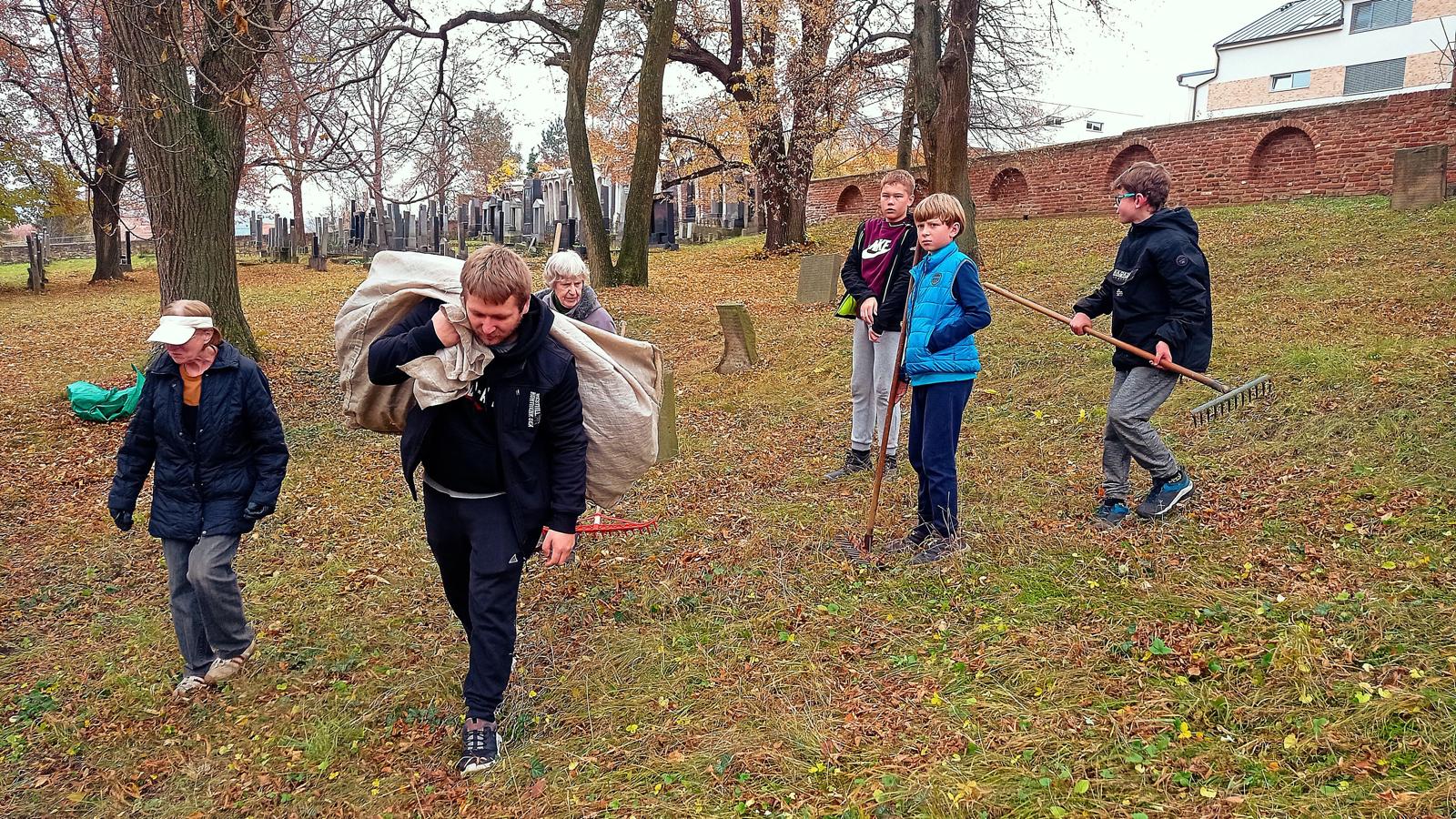 [2025-11-01]_uklid_zidovskeho_hrbitova_0042