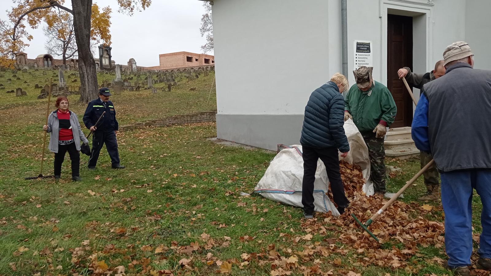 [2025-11-01]_uklid_zidovskeho_hrbitova_0043