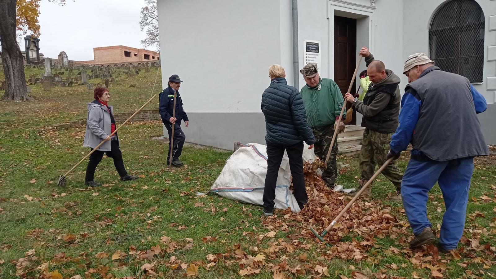 [2025-11-01]_uklid_zidovskeho_hrbitova_0047