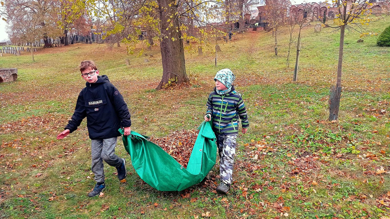 [2025-11-01]_uklid_zidovskeho_hrbitova_0054