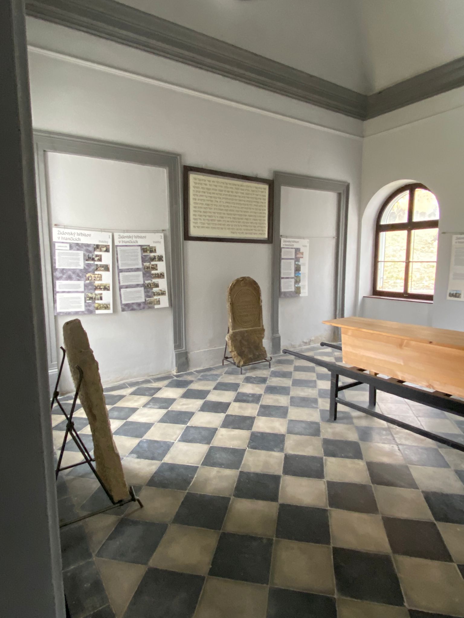 [2025-11-01]_uklid_zidovskeho_hrbitova_0074