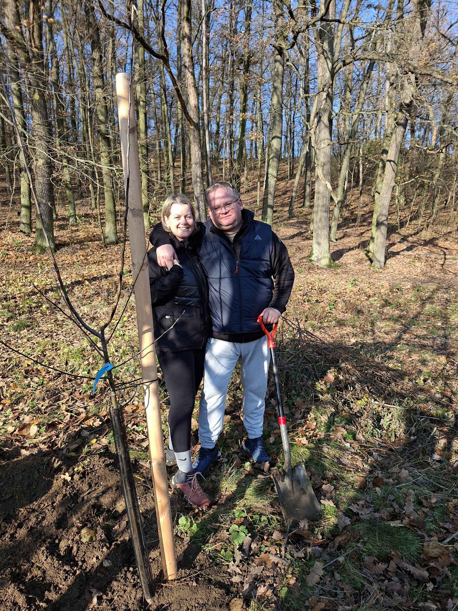 [2025-11-08]_sazeni_stromku_na_rene_0035