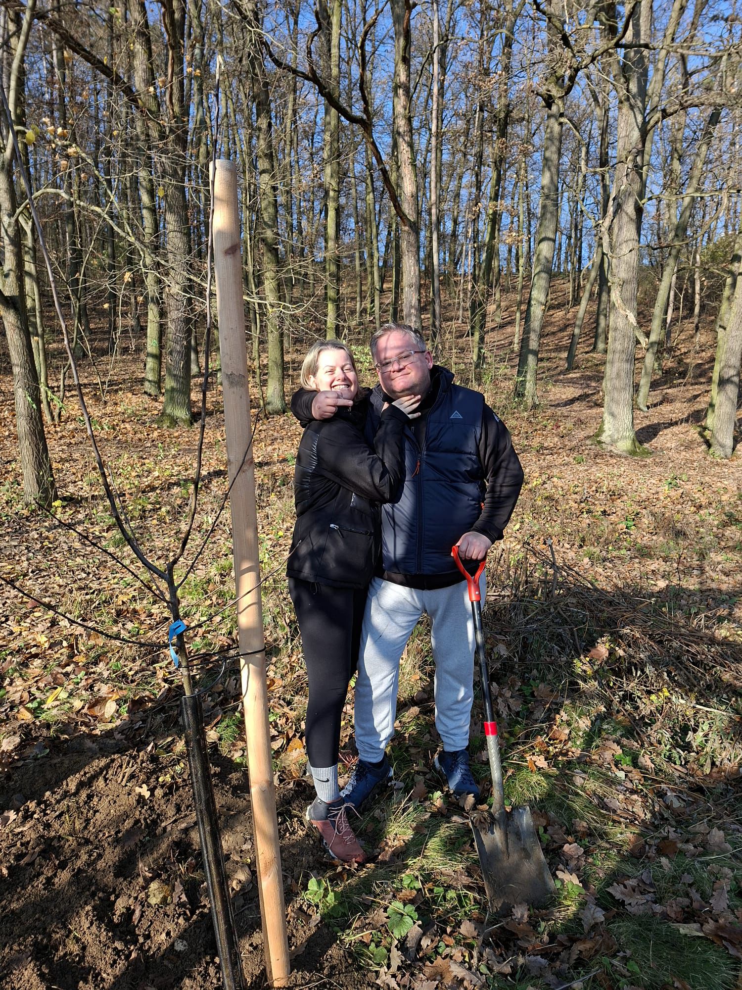 [2025-11-08]_sazeni_stromku_na_rene_0038