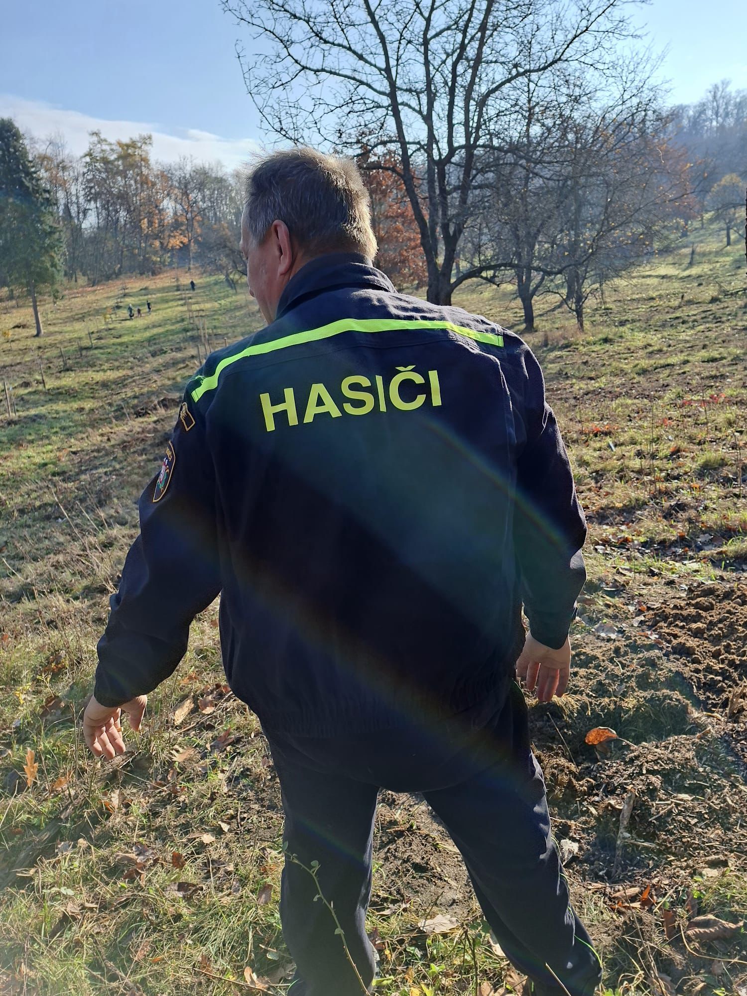 [2025-11-08]_sazeni_stromku_na_rene_0042