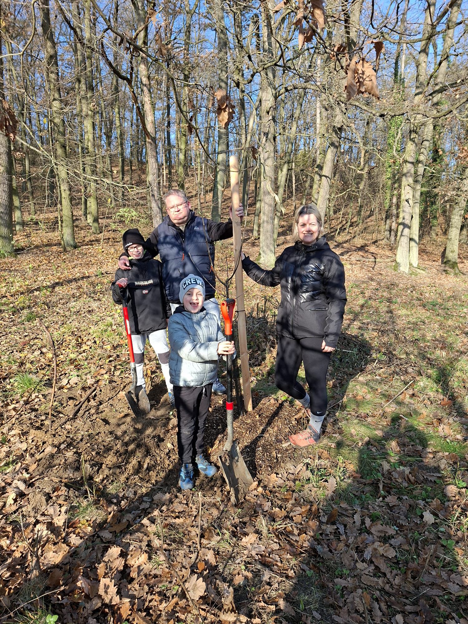 [2025-11-08]_sazeni_stromku_na_rene_0047