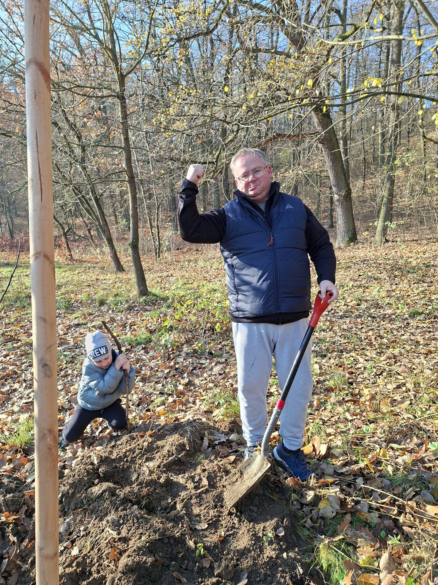 [2025-11-08]_sazeni_stromku_na_rene_0048