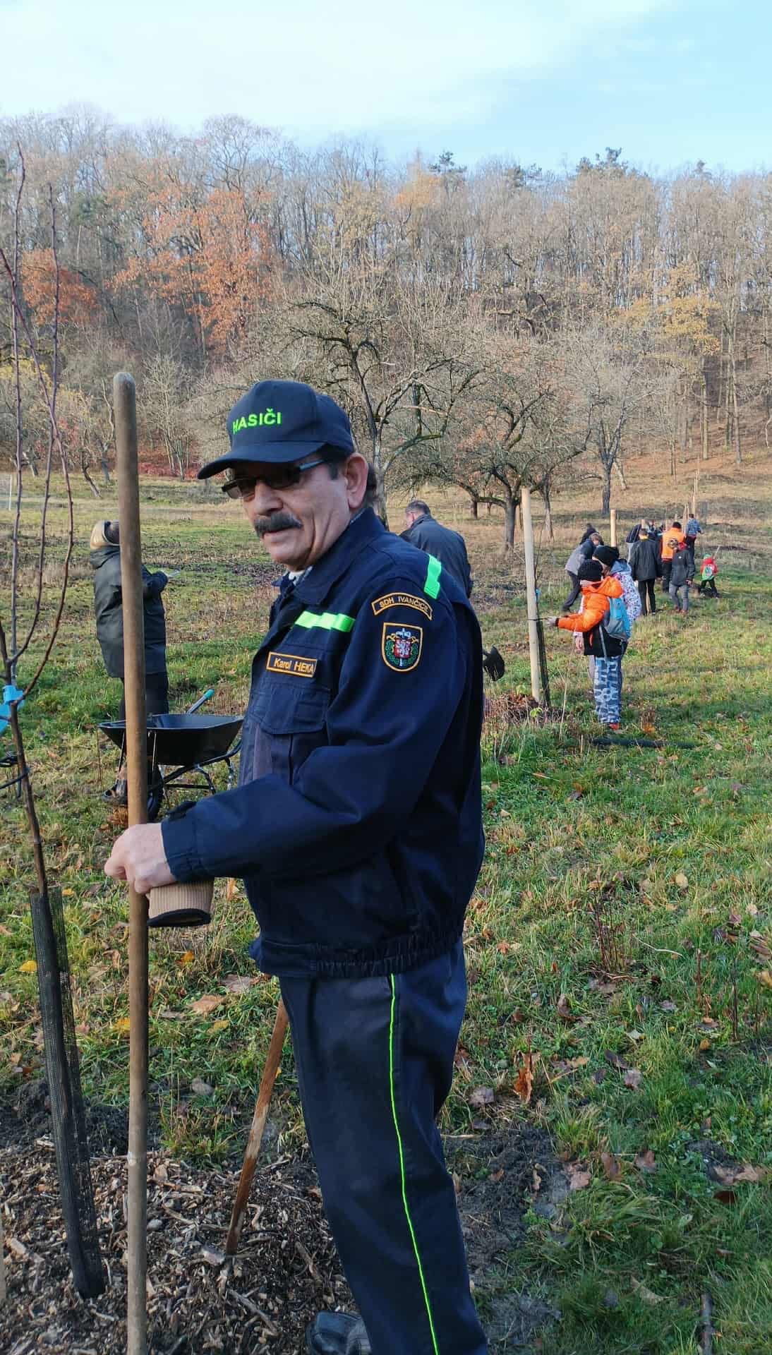 [2025-11-08]_sazeni_stromku_na_rene_0051